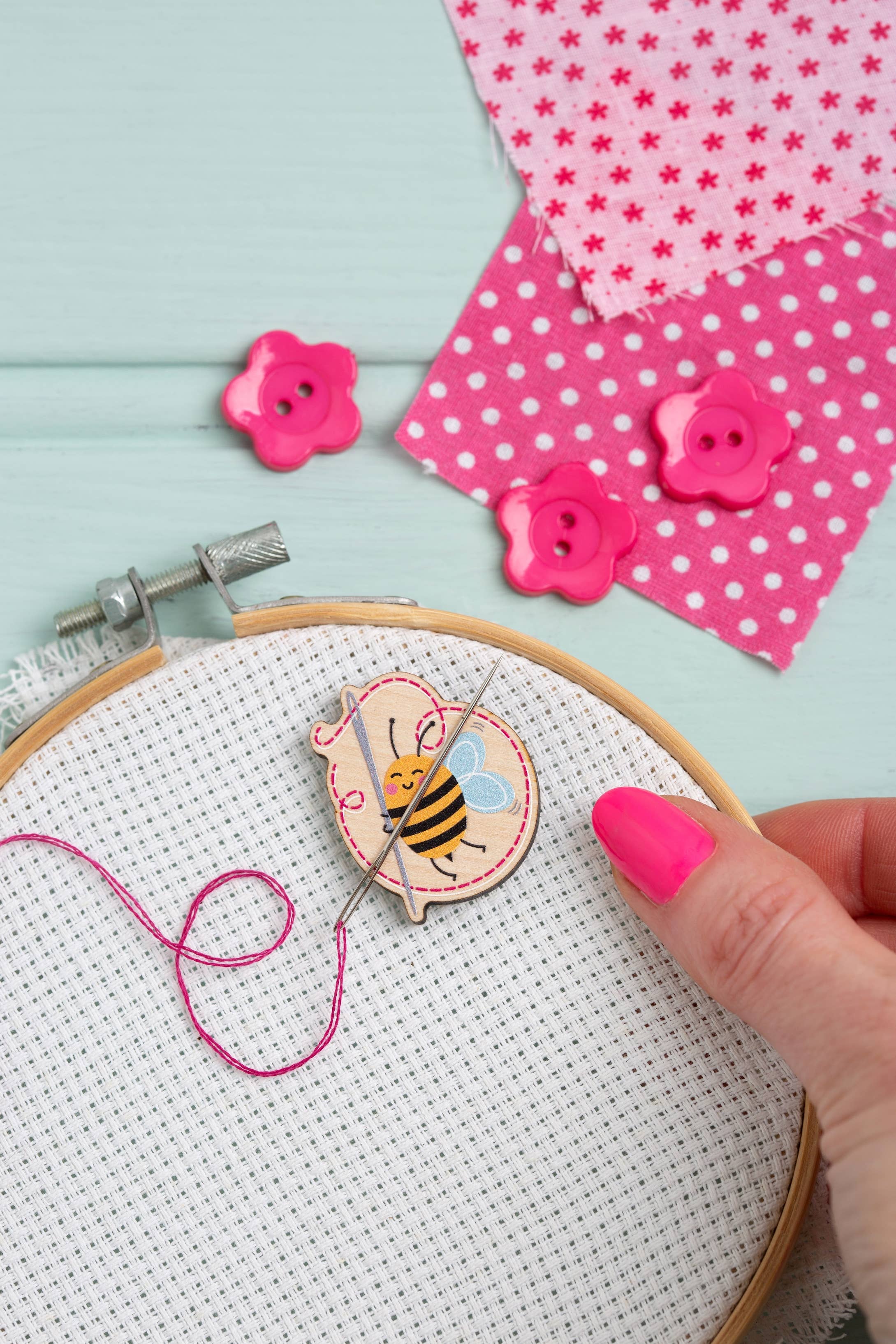 Imán sujeta agujas "Sewing Bee" – Hawthorn Handmade - Image 2