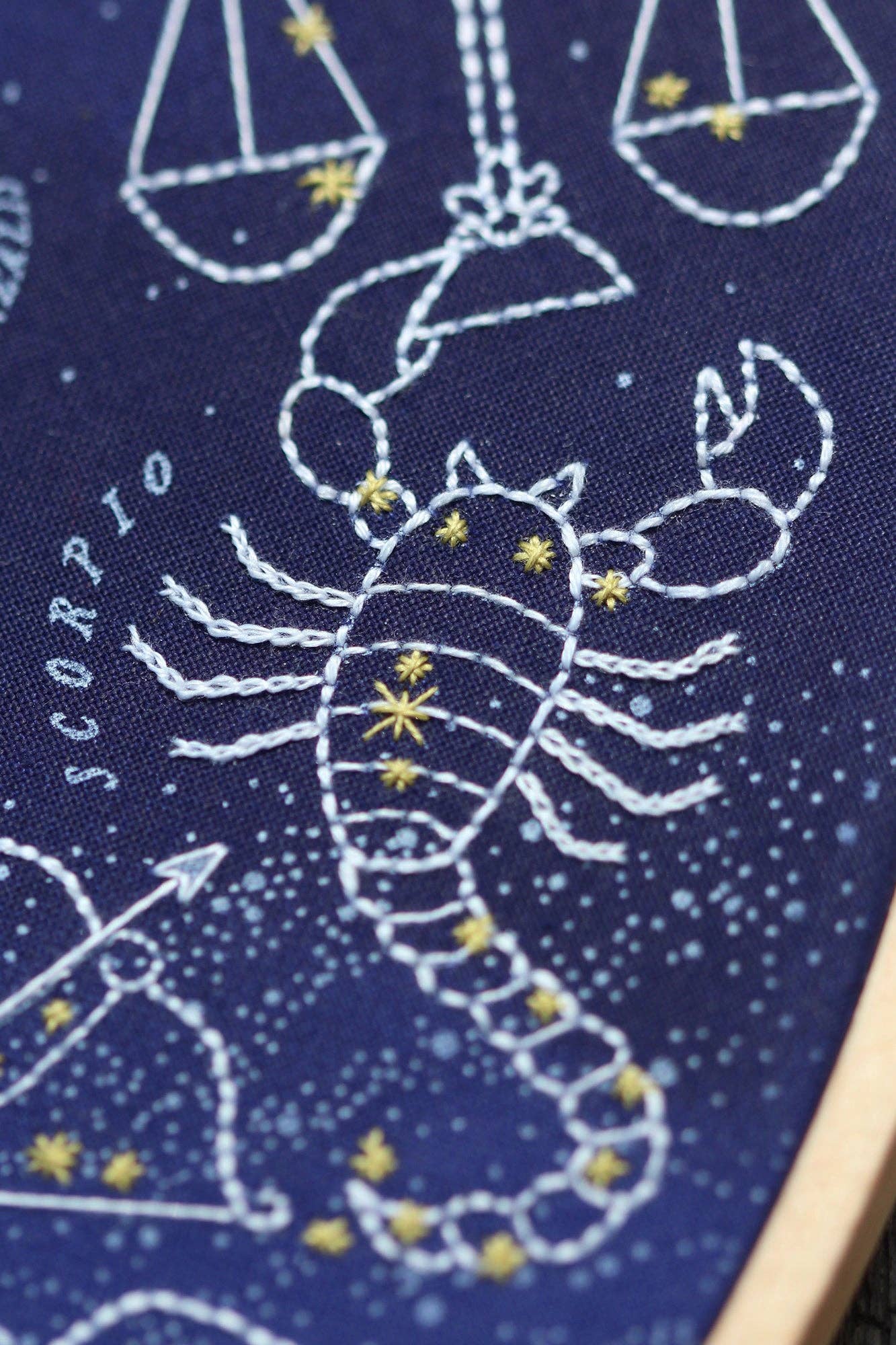 Kit de bordado "Planisferio Zodiacal" de Kiriki Press - Image 9