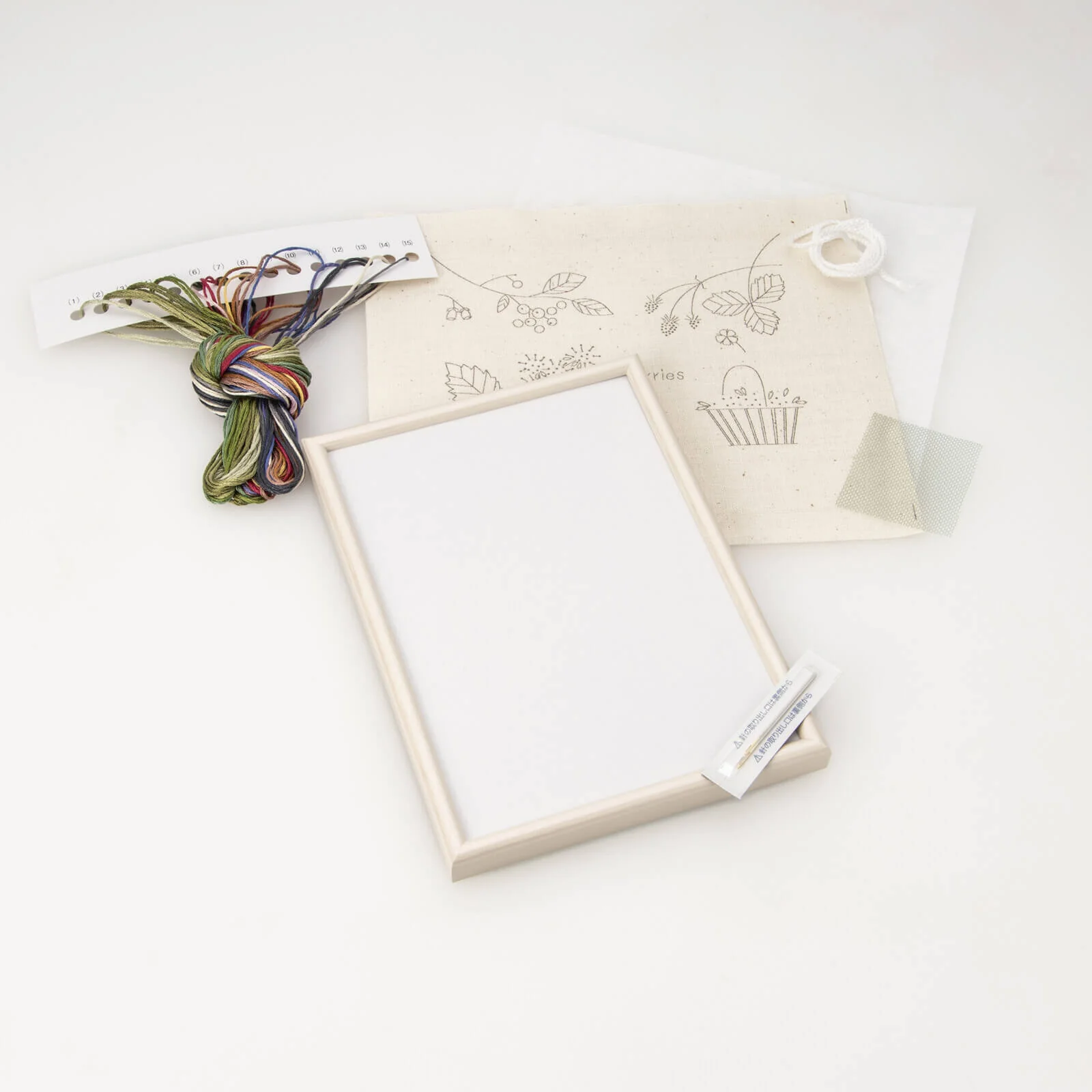 Kit de bordado "Bayas", diseñado por Kazuko Aoki para Cosmo - Image 3