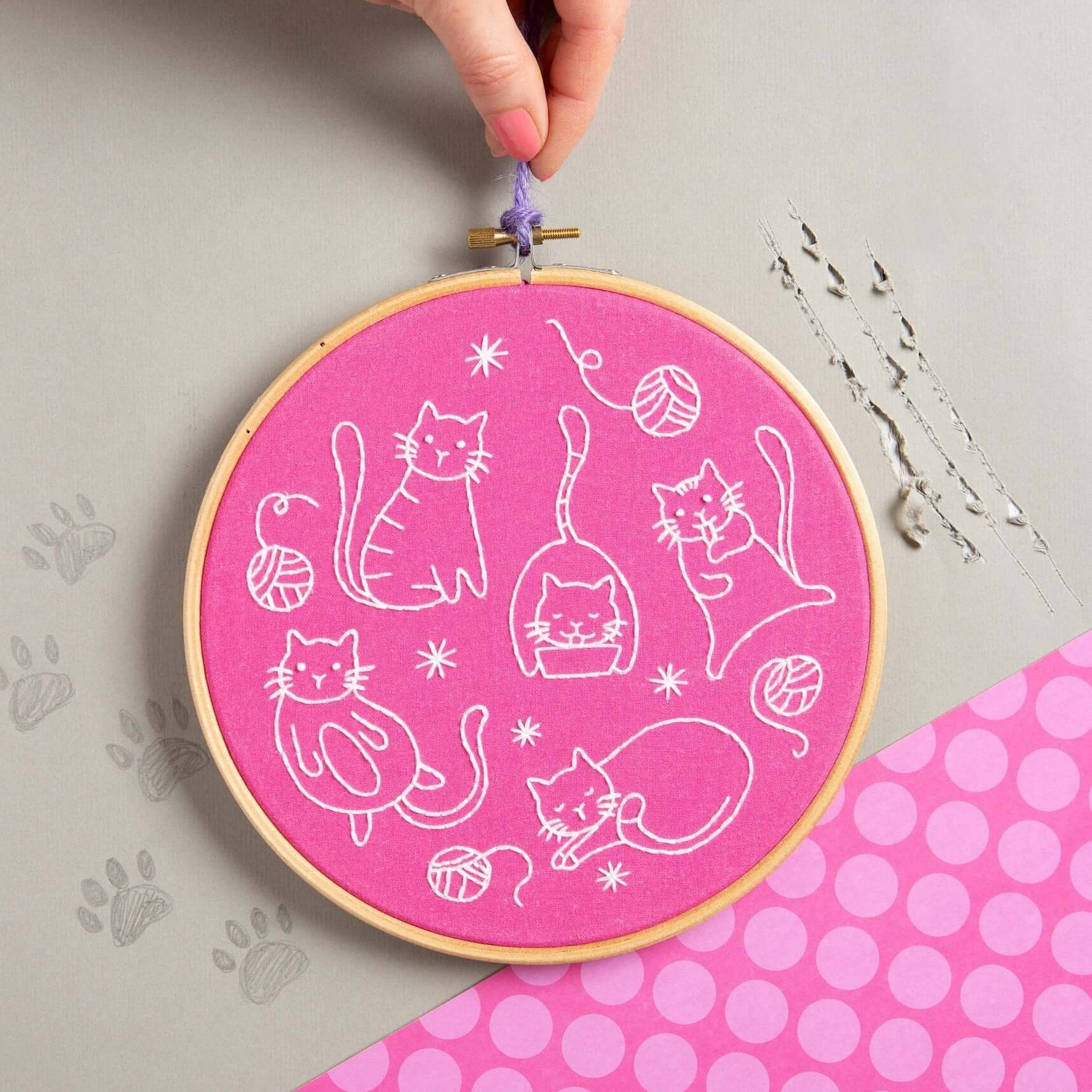 Kit de Bordado "Crafty Cats" de Hawthorn Handmade - Image 3