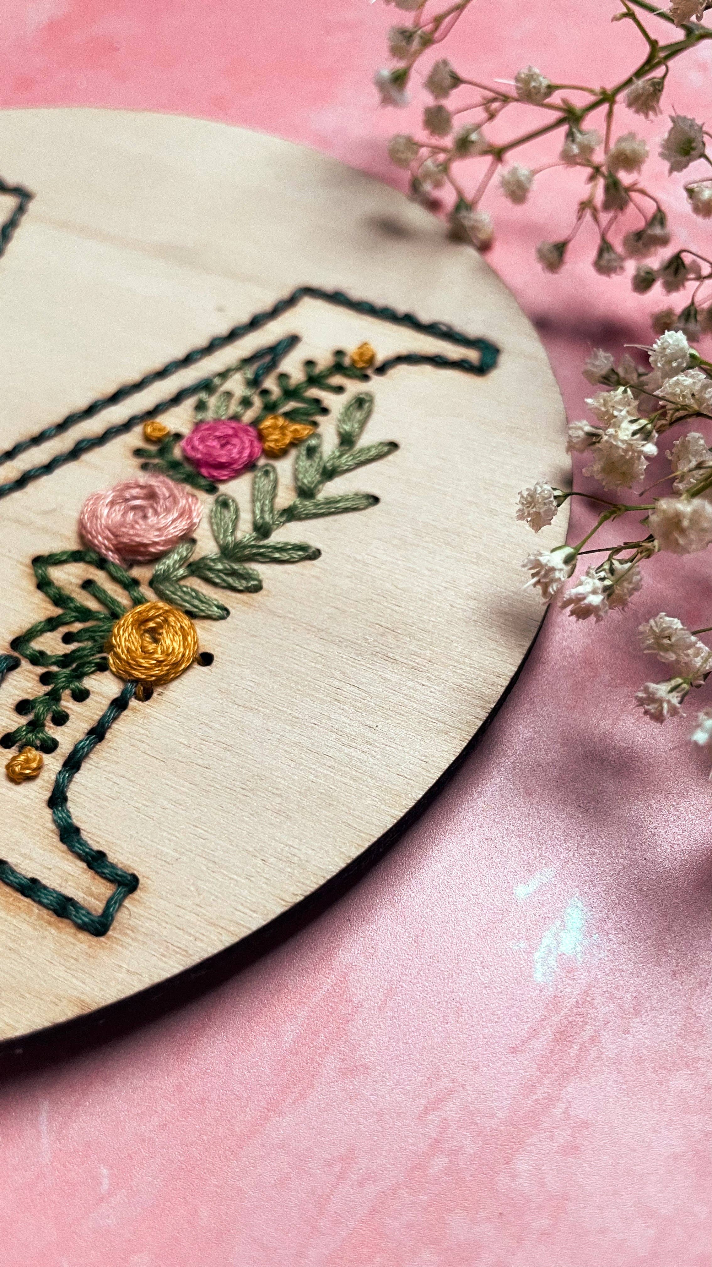 Kit de bordado en madera Letra con Flores - Kneckes & Compagnie - Image 3