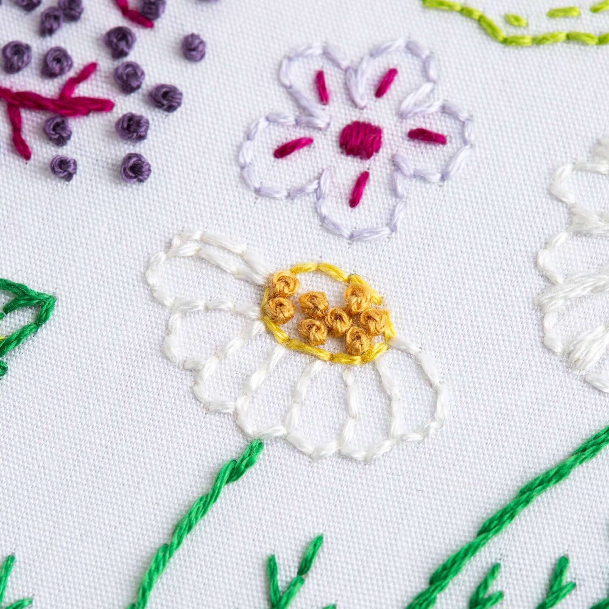 Kit de Bordado "Herbarium" - Hawthorn Handmade - Image 5