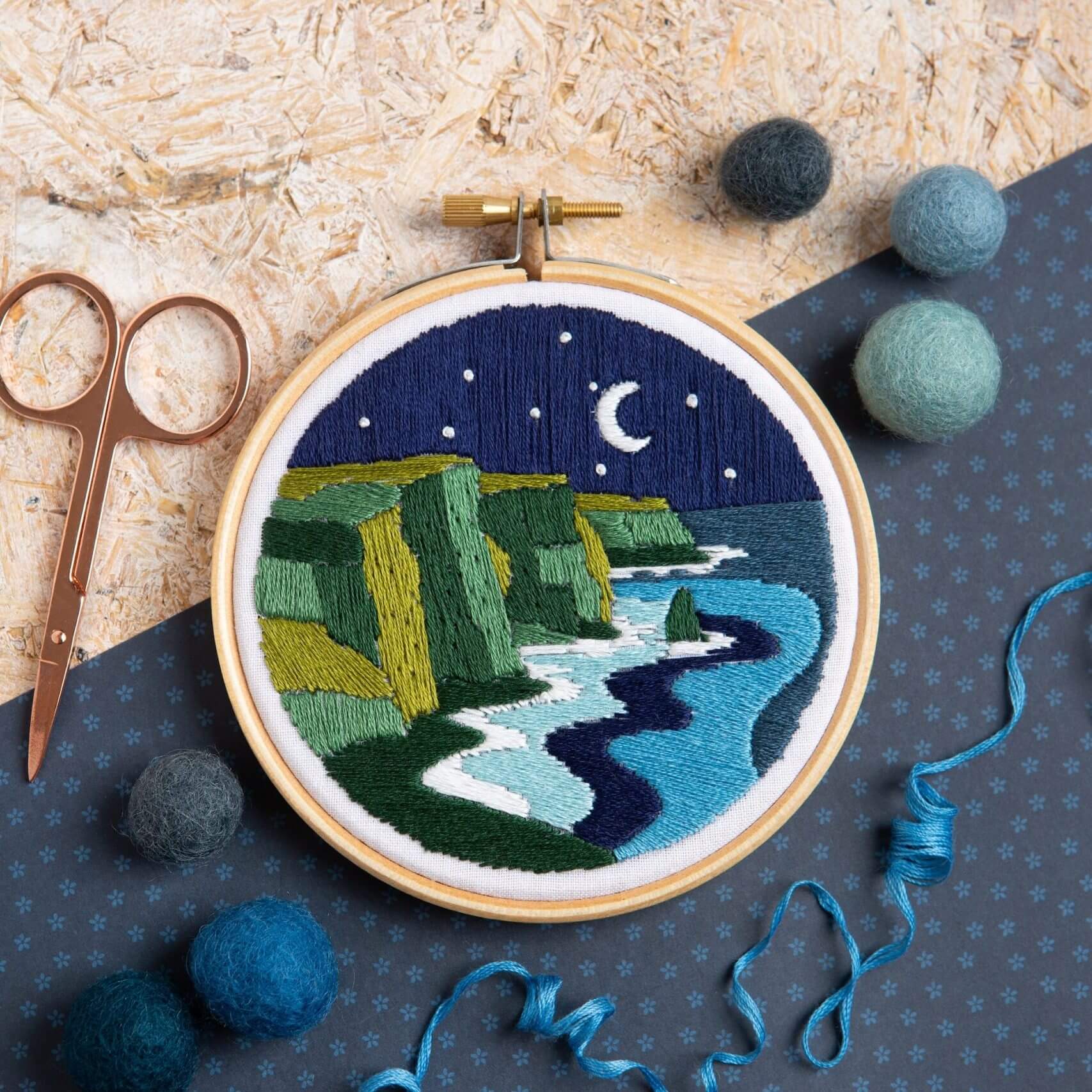 Kit de Bordado pequeño "Celtic Cliffs" - Hawthorn Handmade