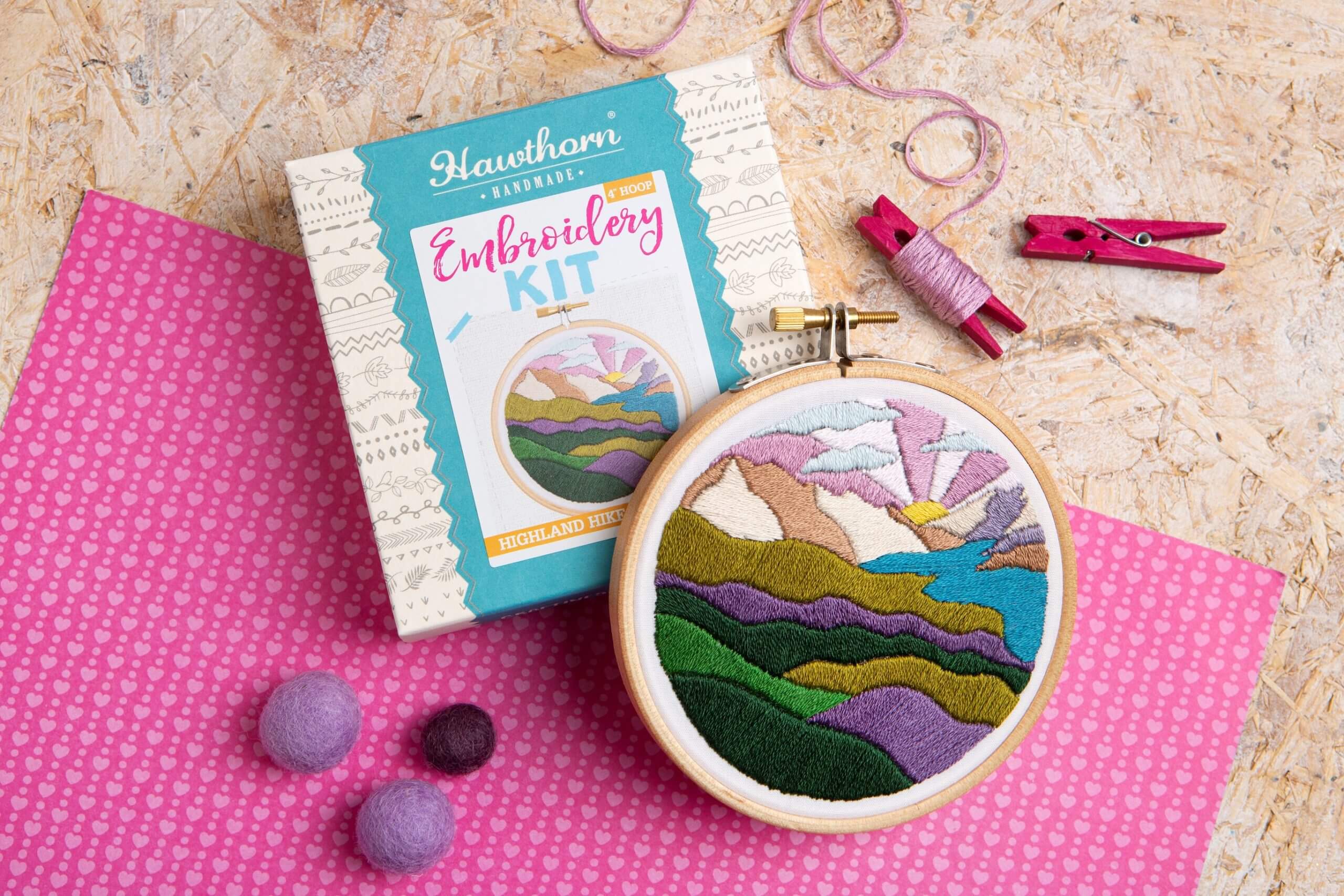 Kit de Bordado pequeño "Highland Hike" - Hawthorn Handmade - Image 2