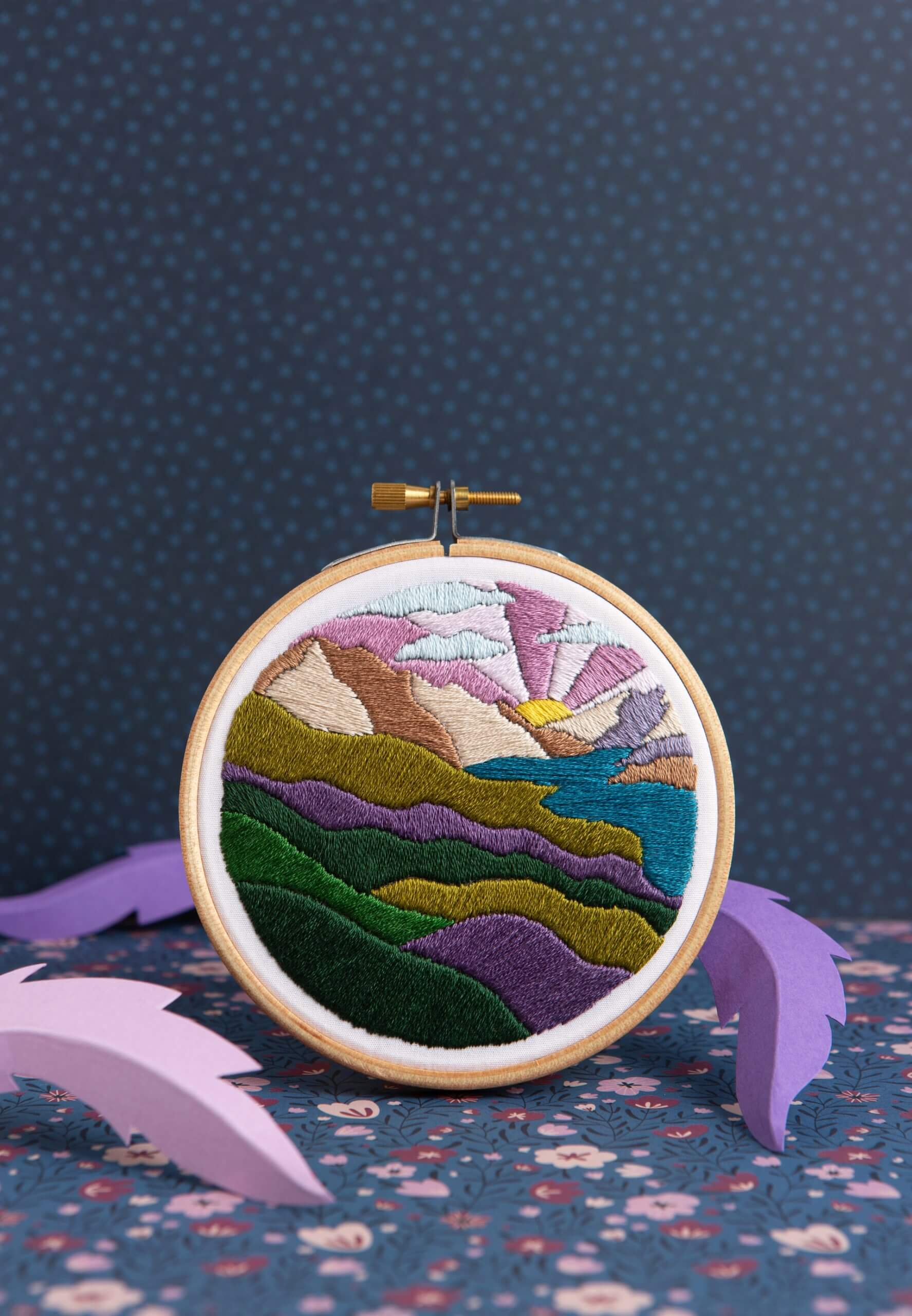 Kit de Bordado pequeño "Highland Hike" - Hawthorn Handmade - Image 4