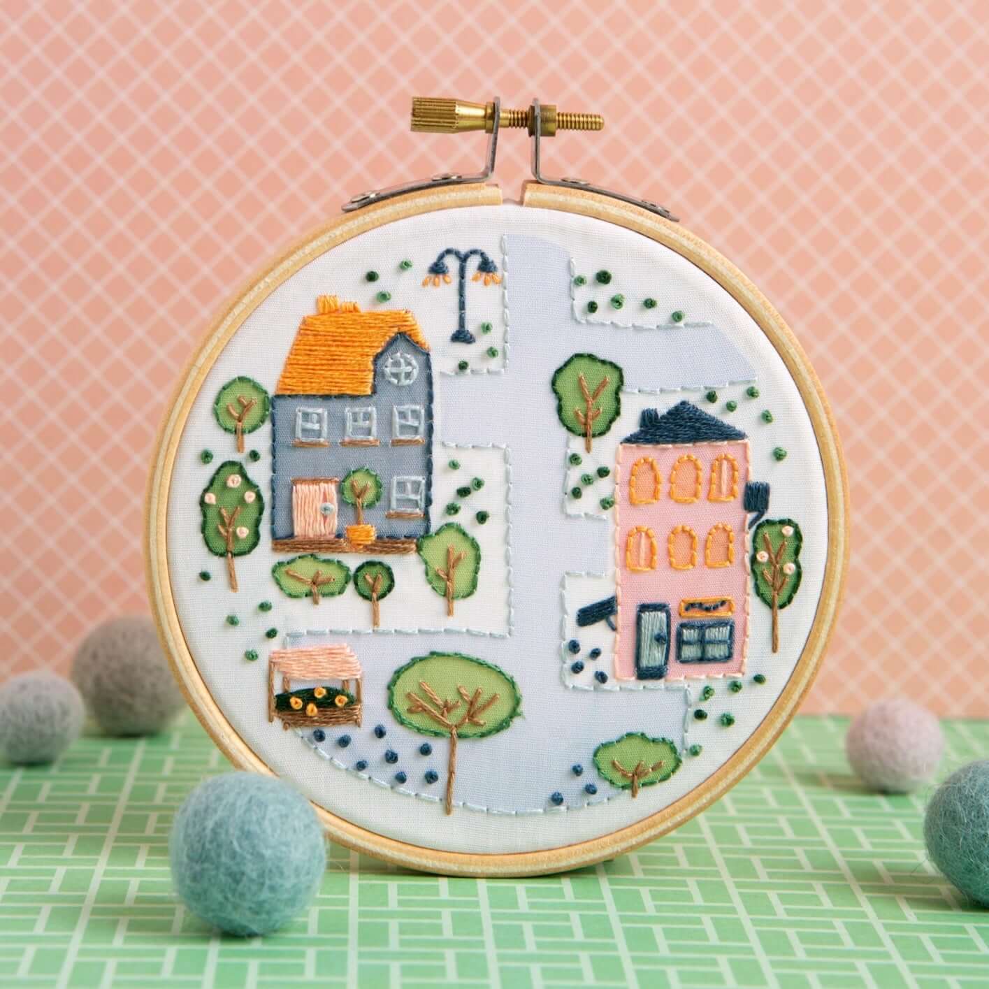 Kit de bordado pequeño “Town Houses” – Hawthorn Handmade - Image 3