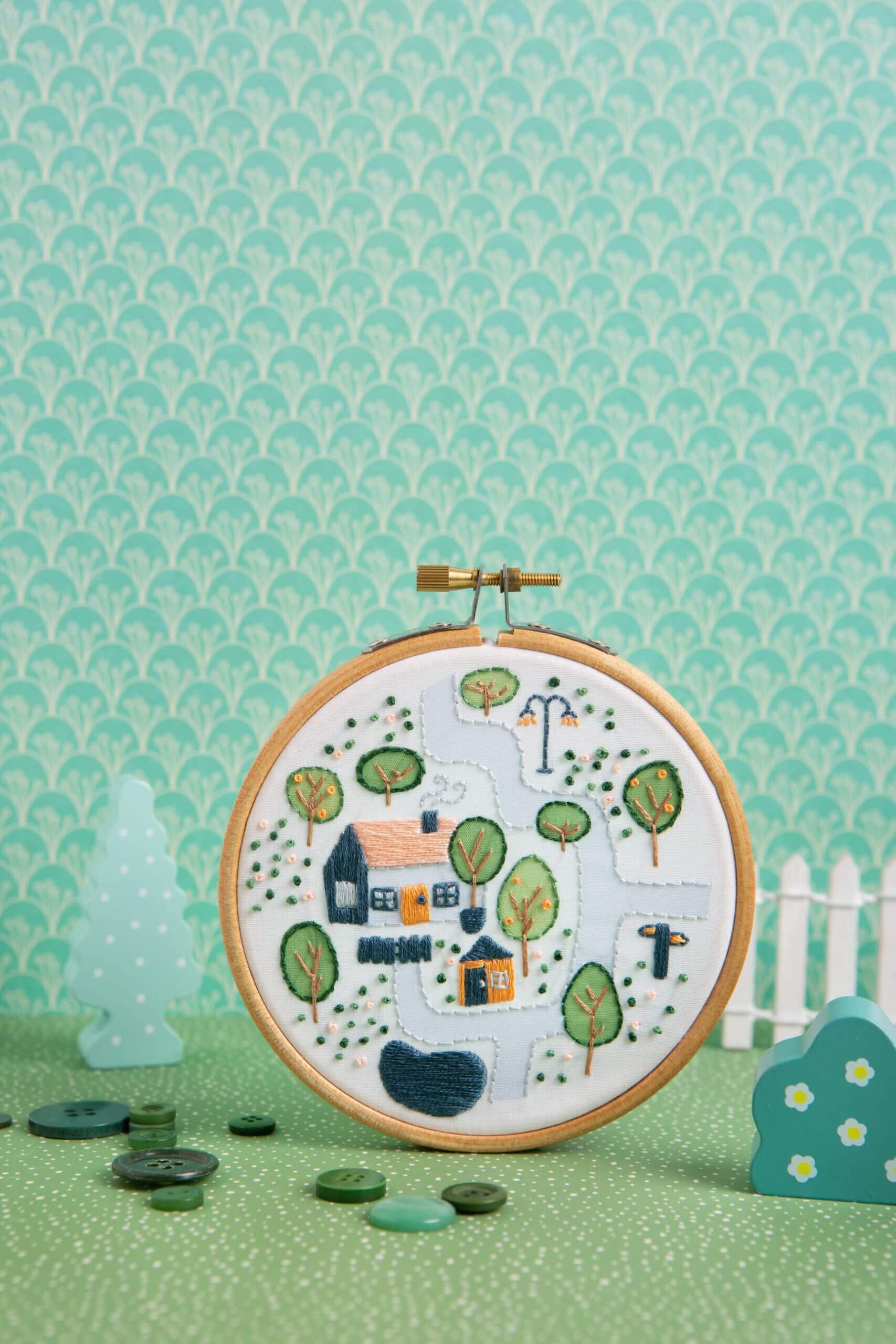 Kit de Bordado pequeño "Village Cottage" - Hawthorn Handmade - Image 3