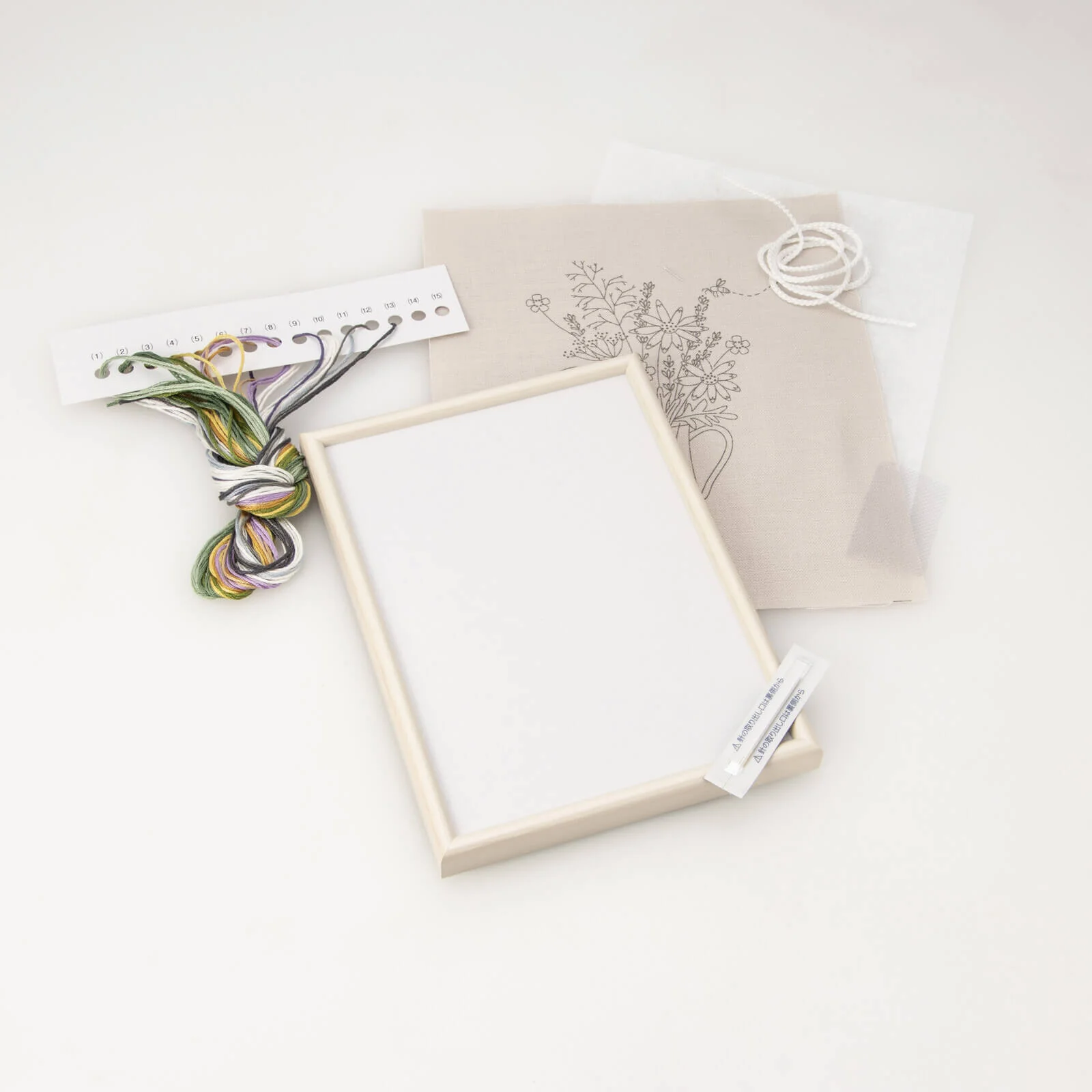 Kit de bordado "Ramo de flores", diseñado por Kazuko Aoki para Cosmo - Image 4