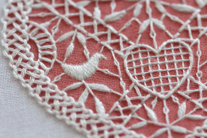 Kit de bordado "Sampler Corazón de Encaje" de Kiriki Press - Image 5