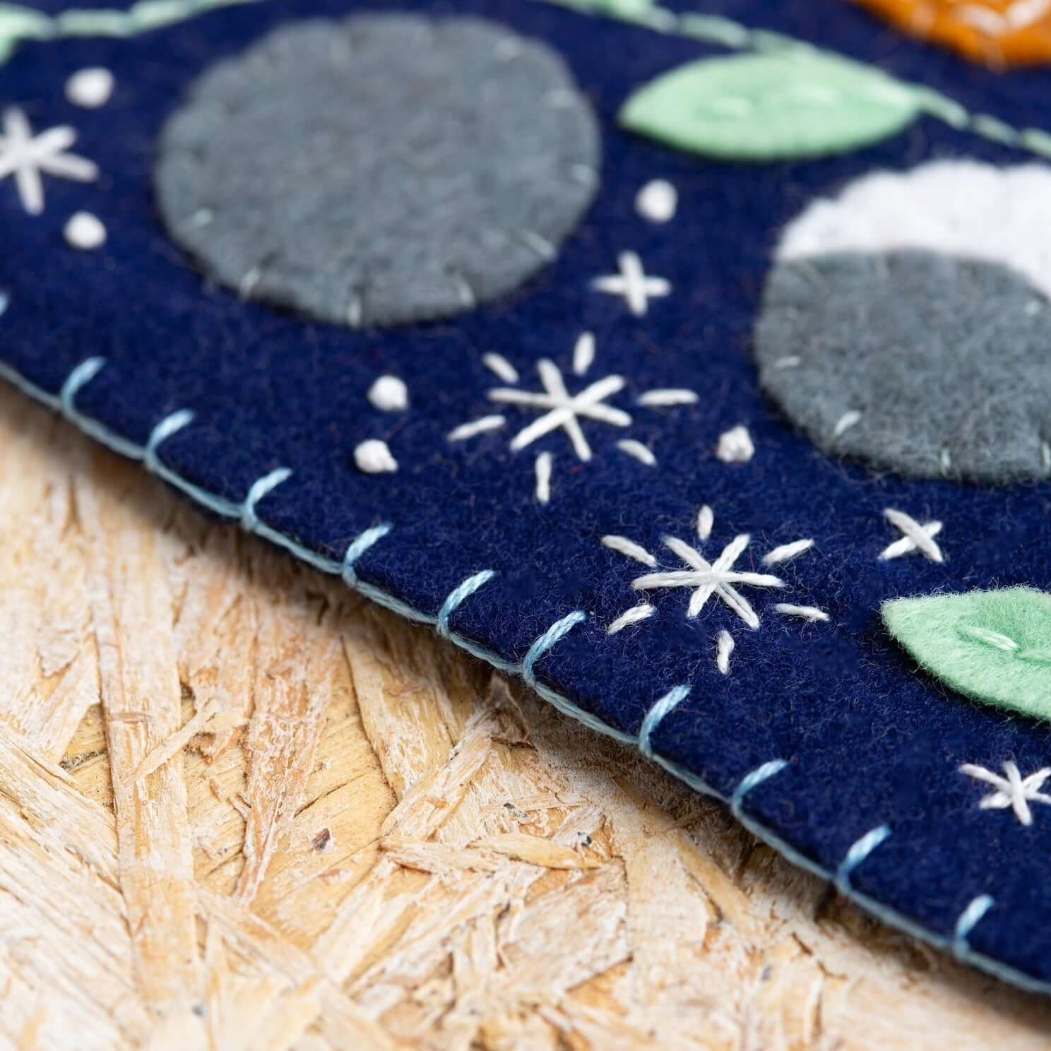 Kit de Costura de Fieltro "Banderín Celestial" de Hawthorn Handmade - Image 4