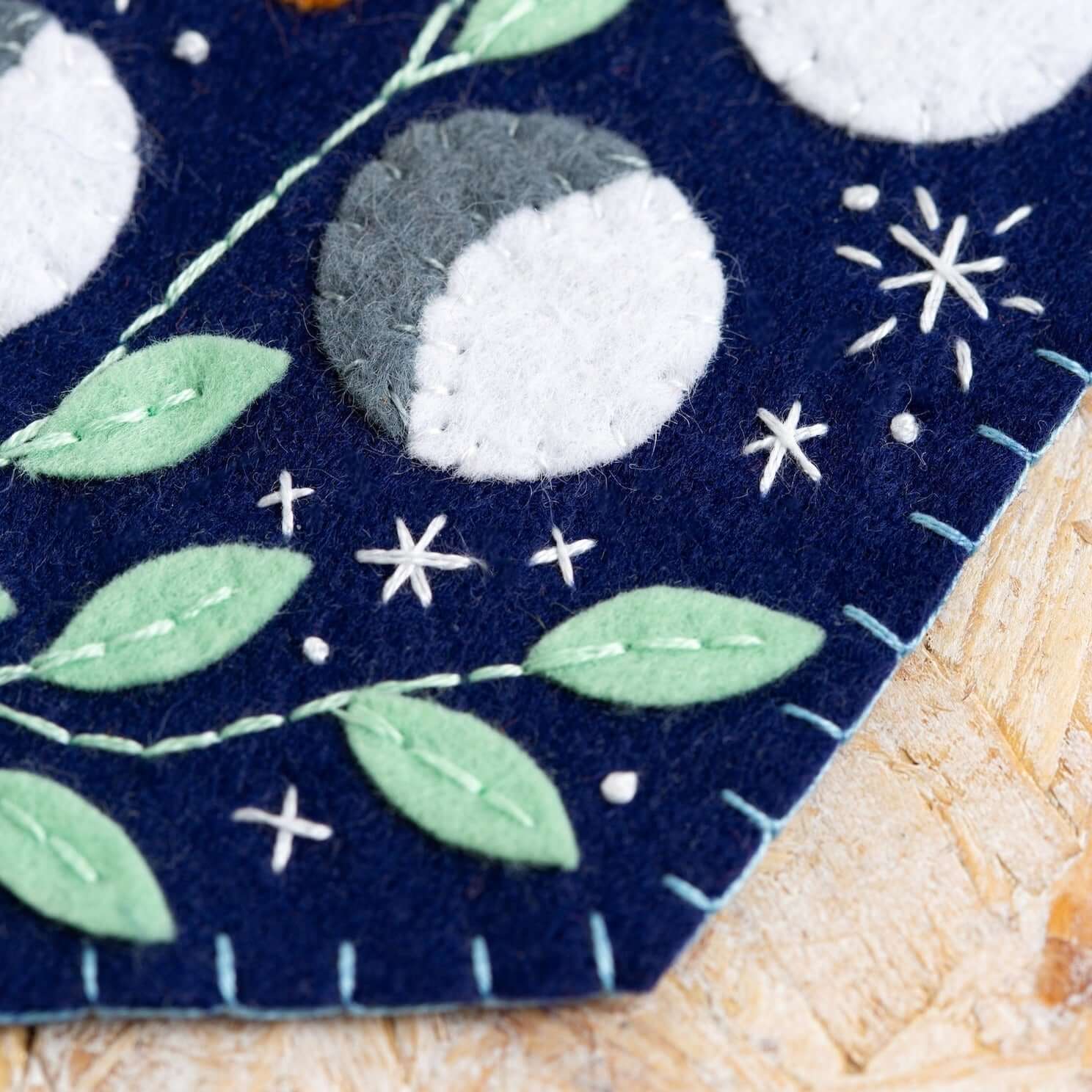 Kit de Costura de Fieltro "Banderín Celestial" de Hawthorn Handmade - Image 6