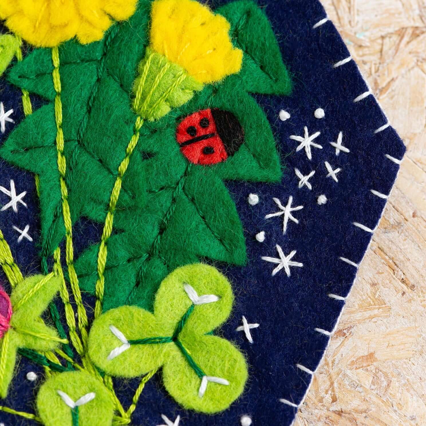 Kit de Costura de Fieltro "Banderín de Flores Salvajes" - Hawthorn Handmade - Image 6