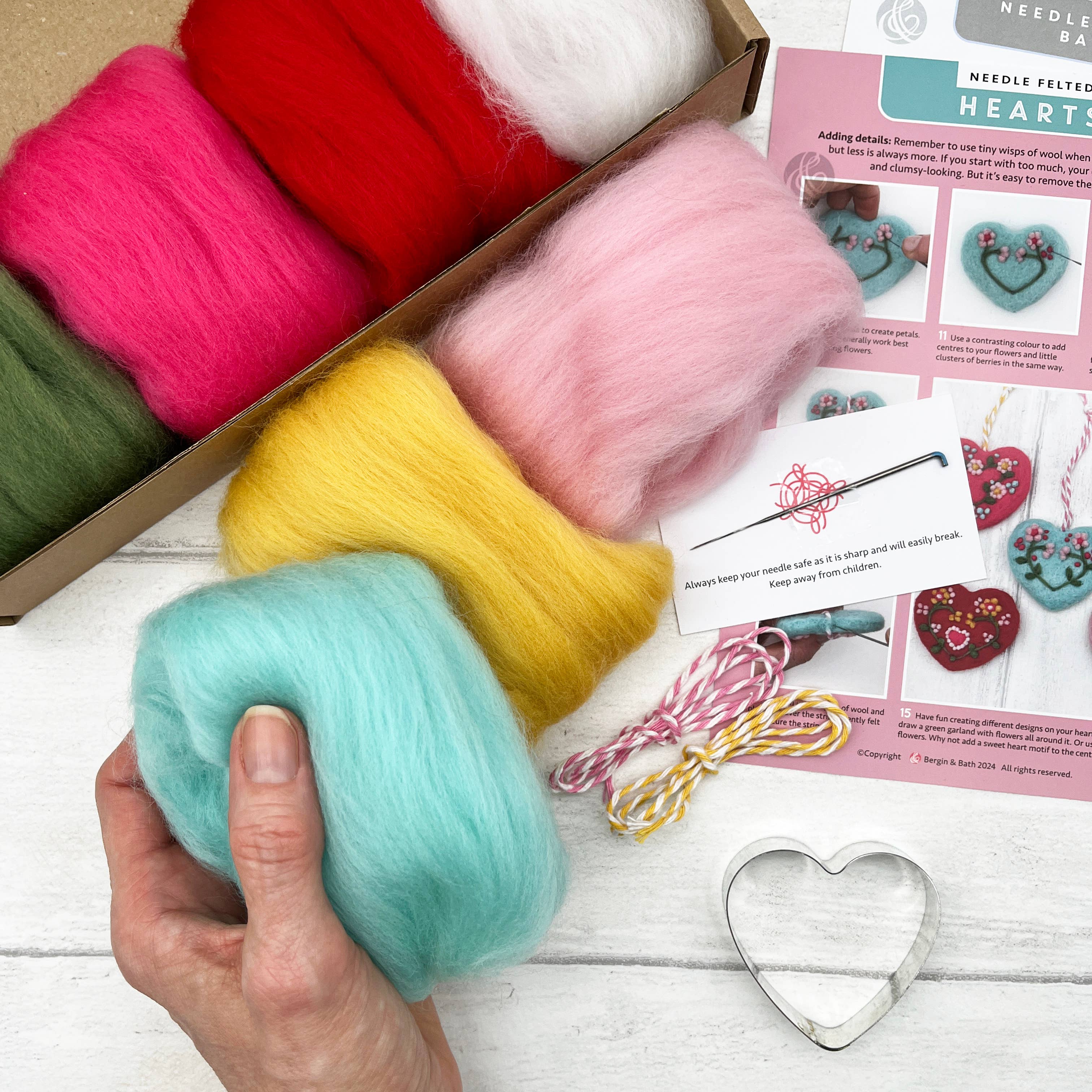 Kit de fieltro con aguja "Corazones" - Bergin & Bath - Image 3