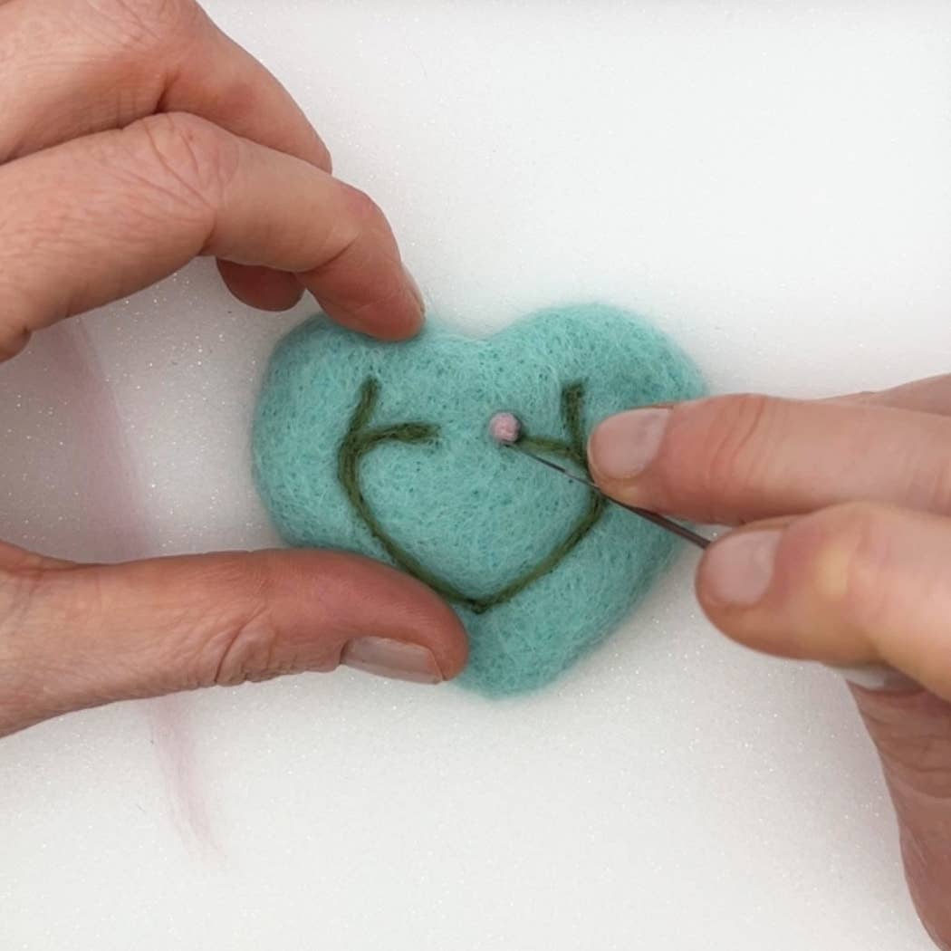 Kit de fieltro con aguja "Corazones" - Bergin & Bath - Image 6