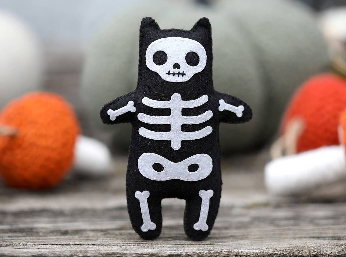 Kit Muñeco de Fieltro "Gato Esqueleto" – Kiriki Press - Image 3